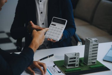 Emlakçı ev satın alma anlaşmasının şartları hakkında konuştu ve müşteriden sözleşmeyi yasal hale getirmek için belgeleri imzalamasını istedi, ev satışları ve ev sigortası kavramı.