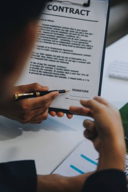 Emlakçı ev satın alma anlaşmasının şartları hakkında konuştu ve müşteriden sözleşmeyi yasal hale getirmek için belgeleri imzalamasını istedi, ev satışları ve ev sigortası kavramı.