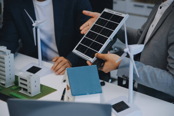 Два молодых инженера специализируются на солнечных батареях. Планирование установки солнечных фотоэлектрических панелей на крыше в офисной комнате с планом заводского строительства.