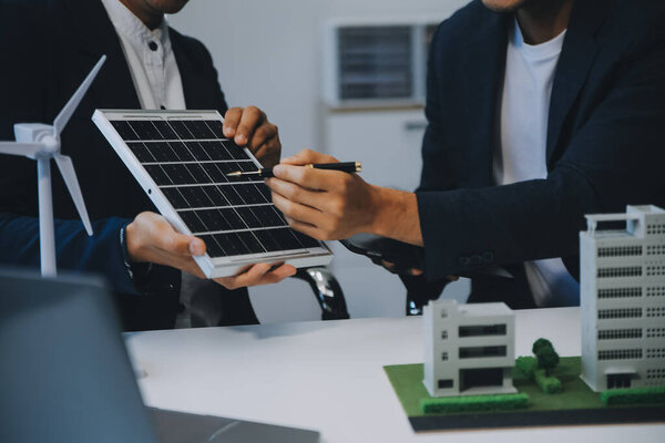Два молодых инженера специализируются на солнечных батареях. Планирование установки солнечных фотоэлектрических панелей на крыше в офисной комнате с планом заводского строительства.