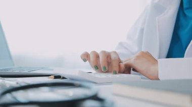 Kadın doktor hastanede çalışmak.