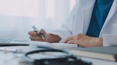 Genç bayan doktor ofiste panoya yazı yazıyor.