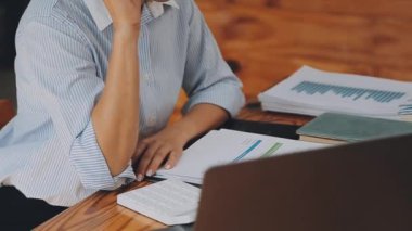 Şık bir ofiste cep telefonu kullanan genç bir iş kadını, hızlı iş ve finans dünyasını yansıtıyor..