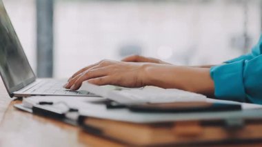 Çekici Asyalı iş kadını ofiste oturuyor, rapor hazırlıyor Gelir İdaresi 'nin belgelerini kontrol ediyor..