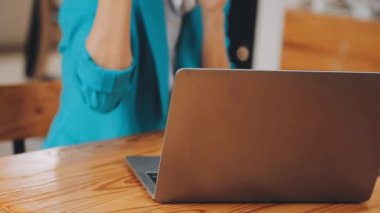 Çekici Asyalı iş kadını ofiste oturuyor, rapor hazırlıyor Gelir İdaresi 'nin belgelerini kontrol ediyor..