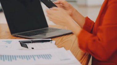 Çekici Asyalı iş kadını ofiste oturuyor, rapor hazırlıyor Gelir İdaresi 'nin belgelerini kontrol ediyor..