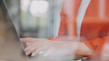 Çekici Asyalı iş kadını ofiste oturuyor, rapor hazırlıyor Gelir İdaresi 'nin belgelerini kontrol ediyor..