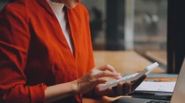 Çekici Asyalı iş kadını ofiste oturuyor, rapor hazırlıyor Gelir İdaresi 'nin belgelerini kontrol ediyor..