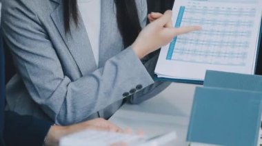 Mimarlar modern bir ofiste bir yapı modeli üzerinde işbirliği yaparken, tasarımcılar inşaat, geliştirme, kentsel planlama, proje yönetimi ve yaratıcı fikirlerle ilgili mimari kavramlar geliştirmeye odaklanıyor.