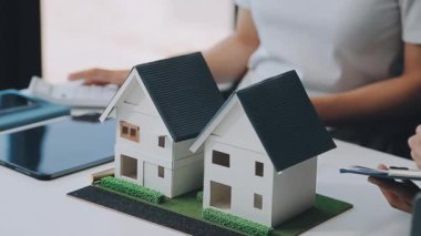 Mimarlar modern ofiste bir bina modeli üzerinde çalışıyorlar. Tasarımcı mimariyi geliştiriyor. İnşaat, geliştirme, kentsel planlama, proje yönetimi ve yaratıcı fikir.