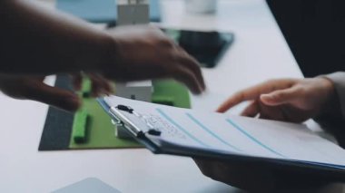 Mimarlar modern ofiste bir bina modeli üzerinde çalışıyorlar. Tasarımcı mimariyi geliştiriyor. İnşaat, geliştirme, kentsel planlama, proje yönetimi ve yaratıcı fikir.