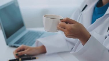 Masa başında çalışan doktor
