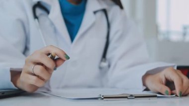 Dişçi, modern klinikteki bir hastayla diş sorunlarını tartışıyor.