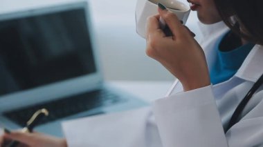 Kadın doktor elinde tabletle hastasıyla konuşuyor. tıbbi hizmet ve sağlık hizmeti kavramı.