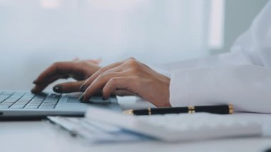 dizüstü bilgisayar kullanan kadın doktor