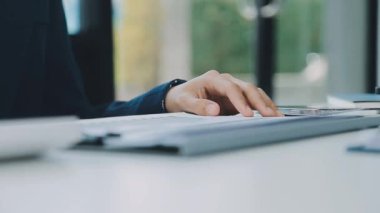 Modern bir ofiste işbirliği yapan genç iş adamlarıyla iş ve finans konsepti
