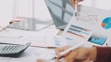 Modern bir ofiste işbirliği yapan genç iş adamlarıyla iş ve finans konsepti