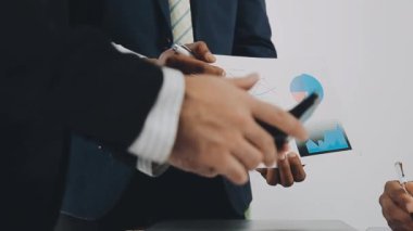 Şık bir ofiste iş ve finans işleriyle uğraşan genç profesyonellerden oluşan bir ekip..