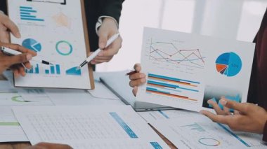 Şık bir ofiste iş ve finans işleriyle uğraşan genç profesyonellerden oluşan bir ekip..