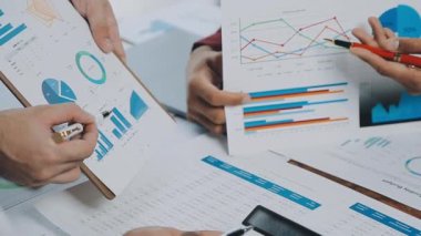 Genç profesyoneller, iş ve finans bağlamında modern bir ofiste ortak bir çalışma oturumuna katıldılar.