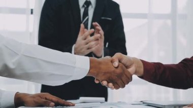 Şık bir ofiste iş ve finans işleriyle uğraşan genç profesyonellerden oluşan bir ekip..