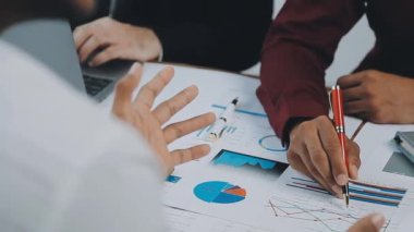 Genç girişimciler, iş ve finansman odaklı modern bir ofis alanında birlikte çalışıyorlar.