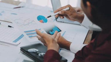 Şık bir ofiste iş ve finans işleriyle uğraşan genç profesyonellerden oluşan bir ekip..