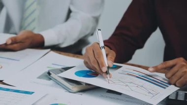 Genç girişimciler, iş ve finansman odaklı modern bir ofis alanında birlikte çalışıyorlar.
