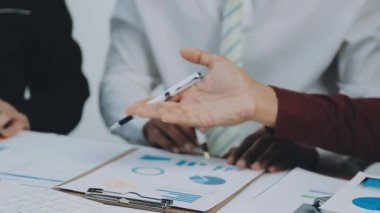Genç girişimciler, iş ve finans kavramlarını somutlaştıran çağdaş bir ofiste birlikte çalışıyorlar..