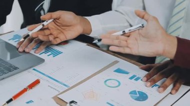Genç girişimciler, iş ve finans kavramlarını somutlaştıran çağdaş bir ofiste birlikte çalışıyorlar..