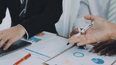Genç girişimciler, iş ve finansman odaklı modern bir ofis alanında birlikte çalışıyorlar.