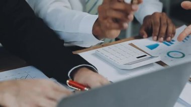 Genç girişimciler, iş ve finans kavramlarını somutlaştıran çağdaş bir ofiste birlikte çalışıyorlar..