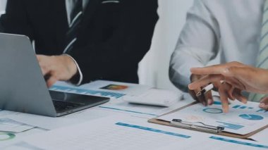 Genç girişimciler, iş ve finans kavramlarını somutlaştıran çağdaş bir ofiste birlikte çalışıyorlar..