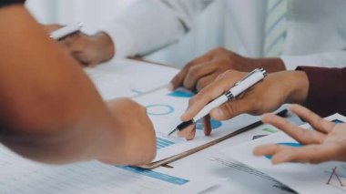 Genç girişimciler, iş ve finans kavramlarını somutlaştıran çağdaş bir ofiste birlikte çalışıyorlar..