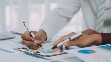 Genç girişimciler, iş ve finansman odaklı modern bir ofis alanında birlikte çalışıyorlar.