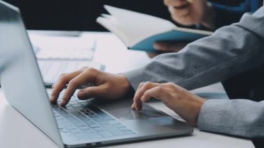 Şık bir ofiste iş ve finans işleriyle uğraşan genç profesyonellerden oluşan bir ekip..