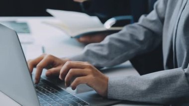 Genç girişimciler, iş ve finansman odaklı modern bir ofis alanında birlikte çalışıyorlar.