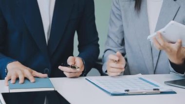 Şık bir ofis ortamında iş ve finans konularına odaklanan bir grup enerjik iş adamı