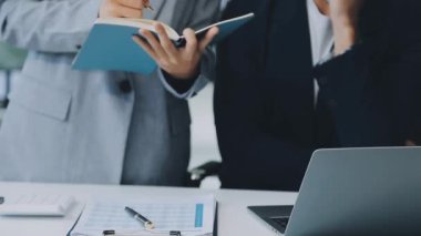 Şık bir ofis ortamında iş ve finans konularına odaklanan bir grup enerjik iş adamı