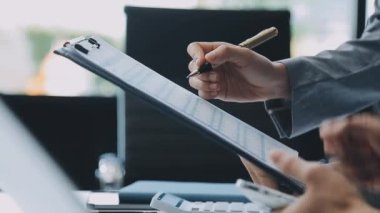 Şık bir ofis ortamında iş ve finans konularına odaklanan bir grup enerjik iş adamı