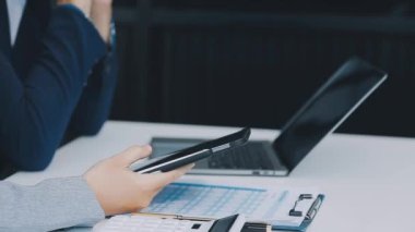 Genç girişimciler, iş ve finansman odaklı modern bir ofis alanında birlikte çalışıyorlar.