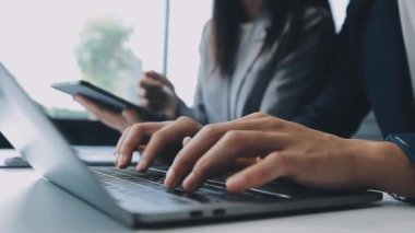 Şık bir ofiste iş ve finans işleriyle uğraşan genç profesyonellerden oluşan bir ekip..