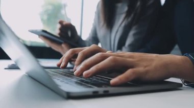 Şık bir ofis ortamında iş ve finans konularına odaklanan bir grup enerjik iş adamı
