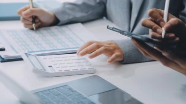 Genç girişimciler, iş ve finansman odaklı modern bir ofis alanında birlikte çalışıyorlar.