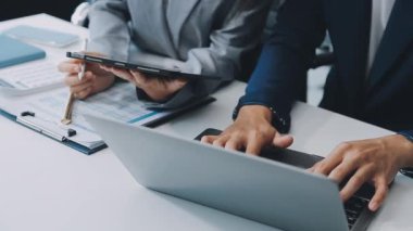 Şık bir ofiste iş ve finans işleriyle uğraşan genç profesyonellerden oluşan bir ekip..