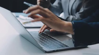 Şık bir ofis ortamında iş ve finans konularına odaklanan bir grup enerjik iş adamı