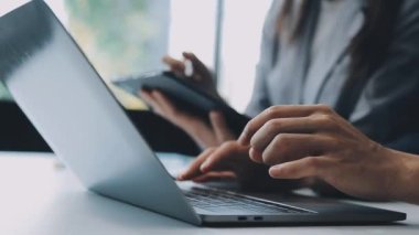 Genç girişimciler, iş ve finansman odaklı modern bir ofis alanında birlikte çalışıyorlar.