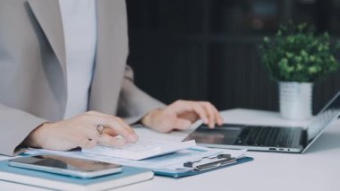 Modern ofis ortamında çalışan Asyalı profesyonel iş kadını.