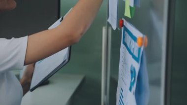 Modern ofis ortamında çalışan Asyalı profesyonel iş kadını.