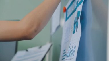 Modern ofis ortamında çalışan Asyalı profesyonel iş kadını.
